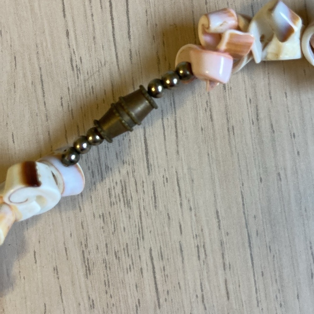 2 Shell Necklaces - Picture 6 of 11